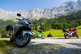 Фреска мотоциклисты в горах